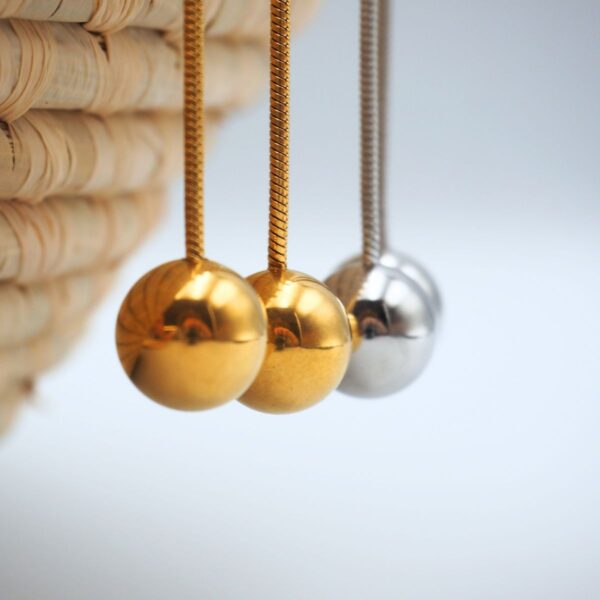 Orecchini a sfera pendente - immagine 3