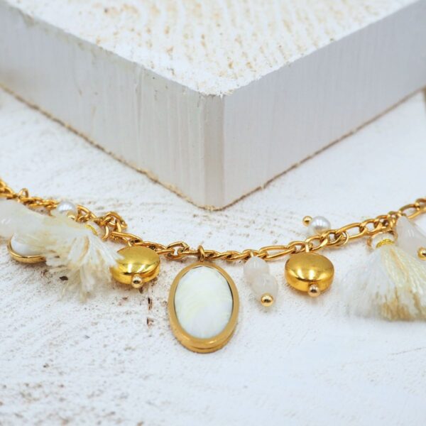 Braccialetto con nappine e charms