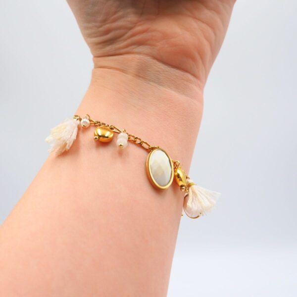 Braccialetto con nappine e charms - immagine 4